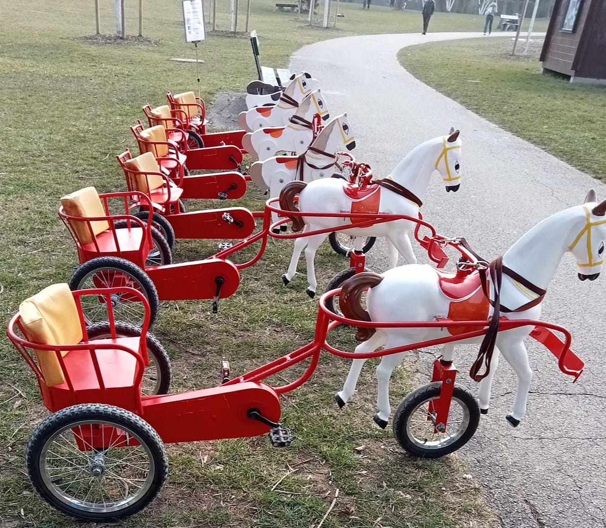 Noël au Quai – Tours sur des petits chevaux en bois 1/3