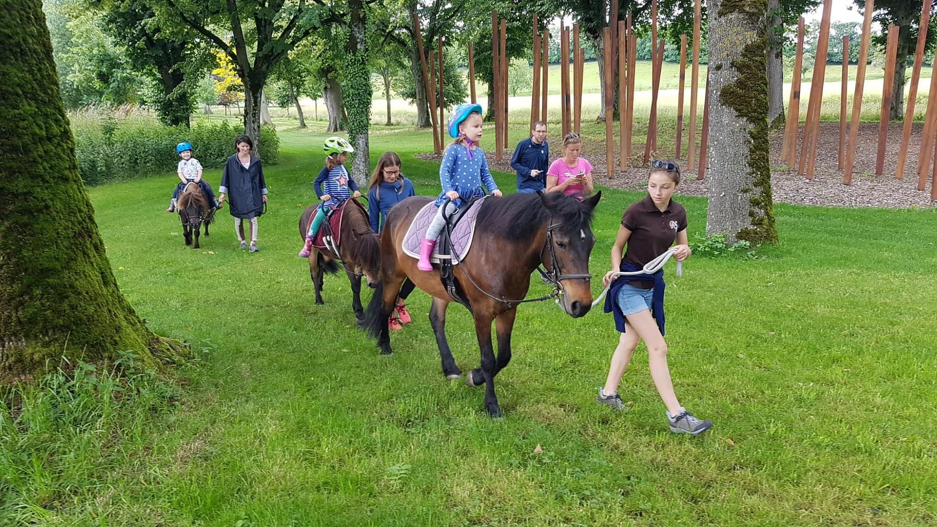 Balade en poney dans les jardins du Château