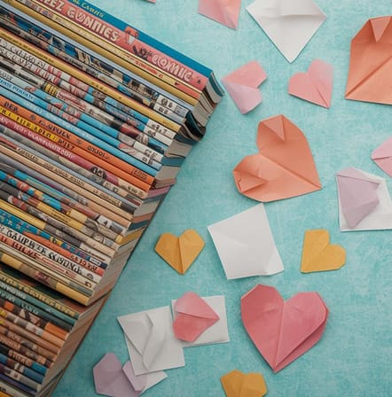 L'amour plié sur des papiers couleurs