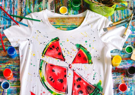 Oficina alegre de pintura de roupas para crianças