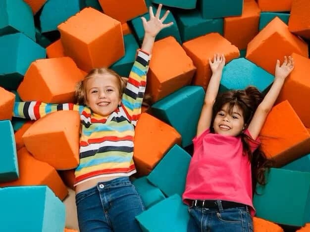 ExpressĂŁo cĂłmica, liberdade e jogo – Oficina para a infância por Anabela Mira