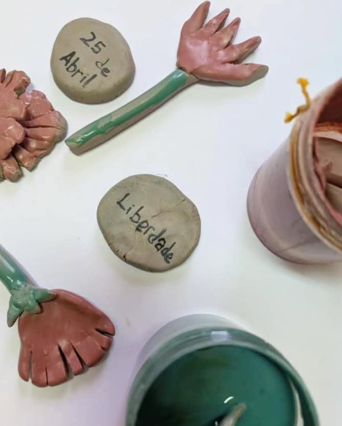 Partir a Loiça Toda – Oficina de crachás em cerâmica para celebrar Abril