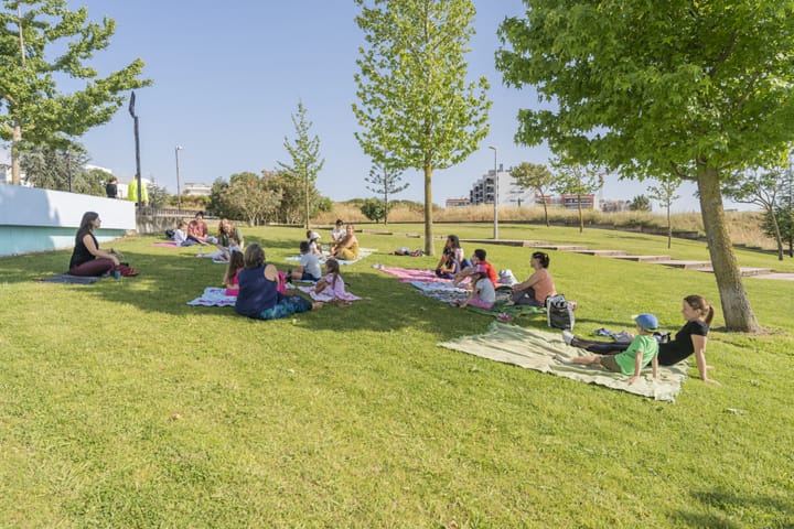 Ioga Entre livros, em FamĂlia â Cor de Elefante