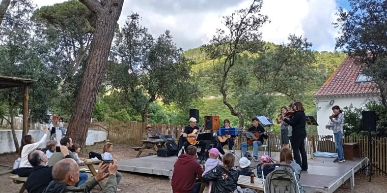 Concerto «Corcova Música» com experimentação de instrumentos