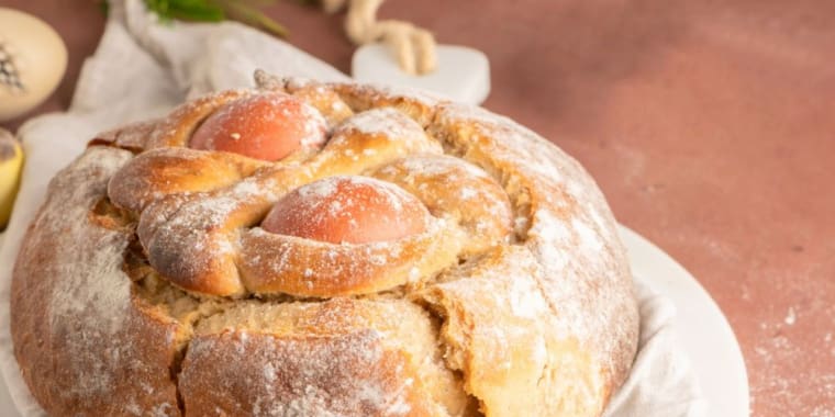 Folar da PĂĄscoa com massa mĂŁe em forno de lenha