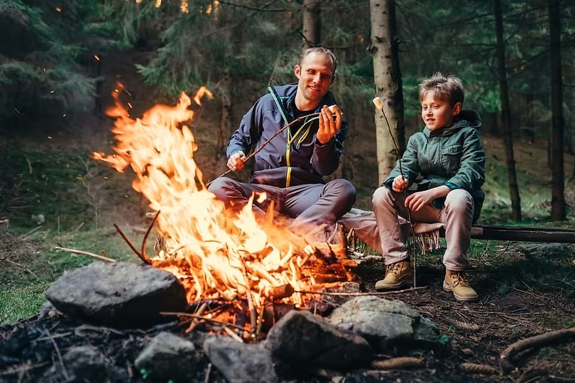 ActivitĂ© forĂȘt et pain au feu de bois en famille